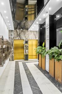 una hall con porte gialle e piante di My Place Residence a Voluntari