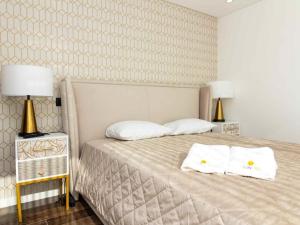 een slaapkamer met een bed met 2 kussens erop bij Sea La Vie House - Privat Pool & Luxurious & Top View & Albufeira in Albufeira