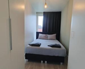 um quarto com uma cama com duas toalhas em K50173 Modern apartment near the center em Eindhoven
