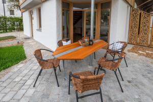 un tavolo e sedie in legno su un patio di GenussHof Pingold 