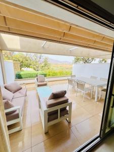 Posedenie v ubytovaní Maison Élégante au Cœur du Golf de la Cala