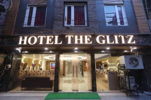 um hotel o sinal de cliviv em frente a um edifício em Hotel The Glitz em Nova Deli