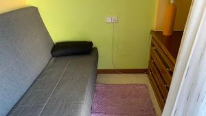 a bed in a room with a purple rug at Precioso ático en Playa América a 200 metros de la playa in Nigrán