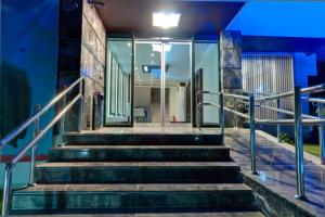 un conjunto de escaleras delante de un edificio por la noche en Upart Home, en Mersin