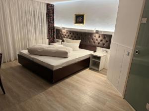 ein Schlafzimmer mit einem Bett in einem Zimmer in der Unterkunft Hotel Haase in Hannover