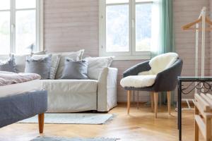 sala de estar con sofá blanco y silla en Villa Rosengarten Schruns, en Schruns