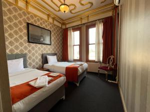 Postel nebo postele na pokoji v ubytování Le Safran Suite Hotel