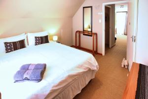 une chambre avec un grand lit blanc avec deux oreillers dans l'établissement Mamma Mia, Langebaan, 6-sleeper, à Langebaan