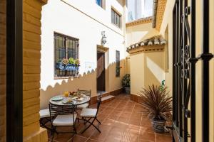 un cortile con tavolo e sedie in un edificio di Villa Fortuny Unique Home a Granada