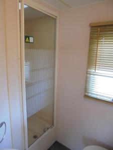 une salle de bain avec douche, toilettes et fenêtre dans l'établissement 8 Berth on Sealands Everglade III, à Ingoldmells 21 autres photos