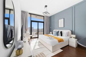 sypialnia z dużym łóżkiem i telewizorem w obiekcie Silkhaus Luxury Studio Near Silicon Shopping Mall w Dubaju