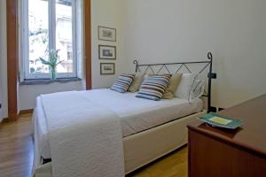 マイオーリにあるStarhost - Casa Vela Exclusive Apartment - Amalfi Coastのベッドルーム(ベッド1台、窓付)