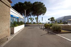 uma rua vazia em frente a um edifício em Starhost - Casa Vela Exclusive Apartment - Amalfi Coast em Maiori