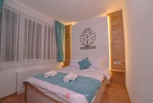 ein Schlafzimmer mit einem Bett mit zwei Handtüchern darauf in der Unterkunft Хотел Терра Роза in Karlowo