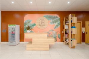 ハロンにあるNhà Mình Homestay Hạ Longの階段のある壁画