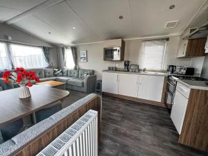 uma cozinha e sala de estar de uma caravana em Luxury Caravan With Decking And Wifi At Haven Golden Sands Ref 63069rc em Mablethorpe