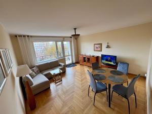 a living room with a table and a couch at Apartament Elizabeth in Gdynia