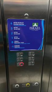 um sinal no lado de um parquímetro em Israel flat tambau 106 em João Pessoa