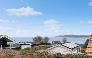 HejlsにあるAmazing Home In Hejls With House Sea Viewの海を背景とした家屋群