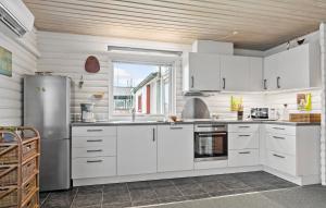 Kuchyň nebo kuchyňský kout v ubytování Holiday Home Hejls With Fireplace Iii