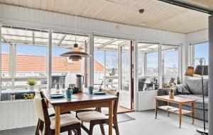HejlsにあるAmazing Home In Hejls With House Sea Viewのダイニングルーム(テーブル、椅子付)