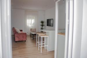 Una cocina y una sala de estar con una mesa y una silla. en Casa Da´Mar, en Marbella