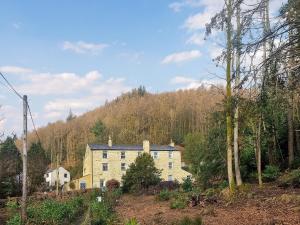 a large house in the middle of a forest at Harriets Hideaway in Braithwaite
