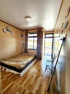 Zimmer mit einem Bett und einem Tisch in der Unterkunft Xóm nhà lá homestay in Da Lat