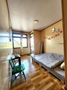 Un dormitorio con una cama y una mesa. en Xóm nhà lá homestay, en Da Lat