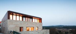 una casa en la cima de una colina con ventanas en Seven Books House, en Carrazeda de Anciães