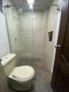 Ένα μπάνιο στο Acogedora casa en Bello Antioquia +20 φωτογραφίες