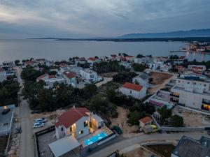 eine Luftaufnahme einer kleinen Stadt am Wasser in der Unterkunft Villa Kristina ZadarVillas in Zaton