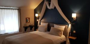 a bedroom with a large bed with a blue wall at Hotel Restaurant The Kings Head Inn in Voeren