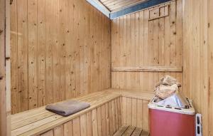 uma sauna de madeira com um caixote do lixo em Four-Bedroom Holiday Home In Hemmet em Hemmet