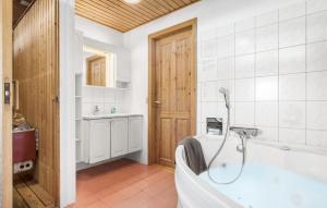 um banheiro com banheira e pia em Four-Bedroom Holiday Home In Hemmet em Hemmet mais 10 fotografias