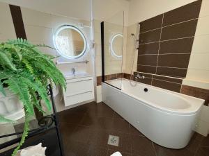 Kúpeľňa v ubytovaní BellaVista 1 Apartman