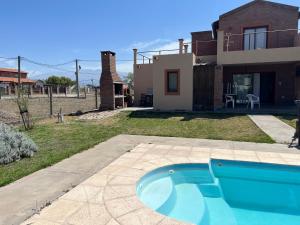 una piscina frente a una casa en ALQUILER CASA CON PILETA EN EL MOLLAR en Salta