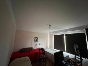 1 dormitorio con cama y ventana grande en ALQUILER CASA CON PILETA EN EL MOLLAR en Salta