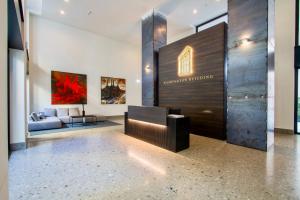 a lobby of a building with a couch and paintings at Lusso Urbano: Luminoso e centrale appartamento in Milan