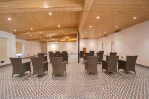 Ein Zimmer mit einem Haufen Stühle drin. in der Unterkunft Summit Green Lake Tea Resort & Spa in Kāziranga