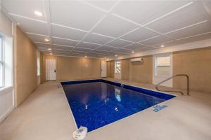 een zwembad in een kamer met een plafond bij The Lodge at Smoky Escape in Sevierville