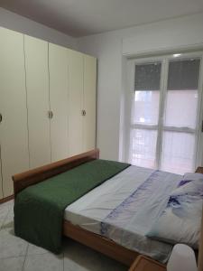 1 dormitorio con cama y ventana grande en FAMILY, en San Giuliano Milanese