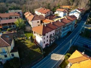 an overhead view of a town with houses and a street at Casa Anna in Crosa