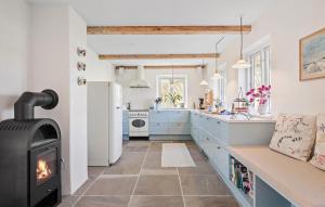 een keuken met een fornuis in het midden van een kamer bij 3 Bedroom Amazing Home In Sams in Kolby Kås