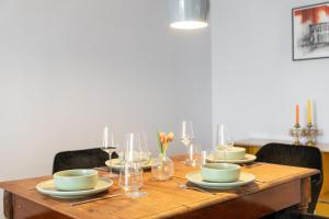 Fotografija v galeriji nastanitve CLS Zentrale City-Wohnung in Hamburg mit E-Laden und Tiefgarage, Klimaanlage, gratis WLAN, Smart TV, großer Balkon, Blick über Hamburg, Parkplatz, Cafe im Haus, Bushaltestelle direkt gegenüber, Flex Check In v mestu Hamburg