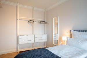 Postelja oz. postelje v sobi nastanitve CLS Zentrale City-Wohnung in Hamburg mit E-Laden und Tiefgarage, Klimaanlage, gratis WLAN, Smart TV, großer Balkon, Blick über Hamburg, Parkplatz, Cafe im Haus, Bushaltestelle direkt gegenüber, Flex Check In