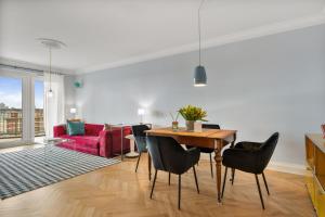 Posezení v ubytování CLS Zentrale City-Wohnung in Hamburg mit E-Laden und Tiefgarage, Klimaanlage, WLAN, großer Balkon, Blick über Hamburg, Parkplatz, Cafe im Haus, Bushaltestelle direkt gegenüber, Flex Check In