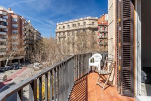 バルセロナにあるAB Calabria Apartmentの白い椅子