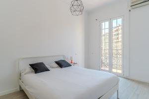 バルセロナにあるAB Calabria Apartmentの白いベッドルーム(白いベッド1台、窓付)