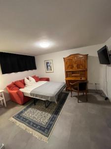 マールブルク・アン・デア・ラーンにあるCentrales Hideaway mit Aussichtのベッドと赤いソファのある寝室